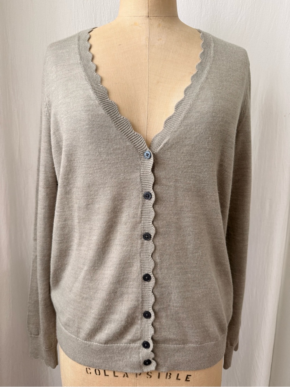 Boden Scallop-Edge 100% Wool V-Neck Button Cardigan in Light Gray sz 10